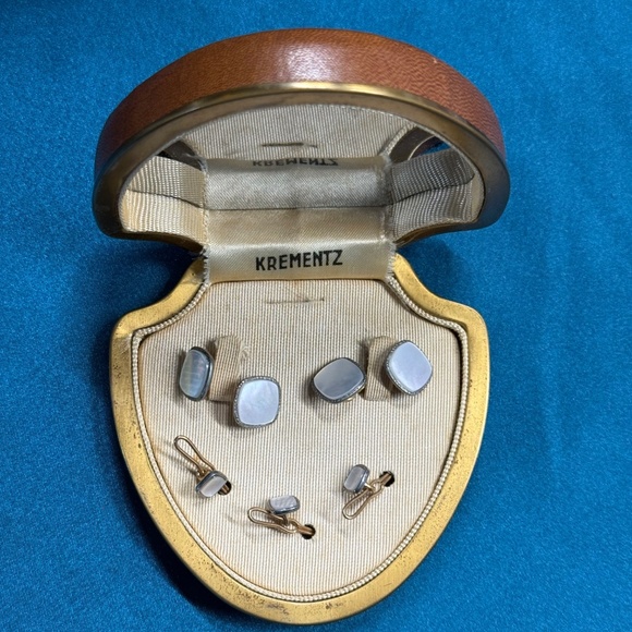 Vintage KREMENTZ Mother of Pearl Cuff Links & Button Set in Covered Mirrored Box - Picture 7 of 8